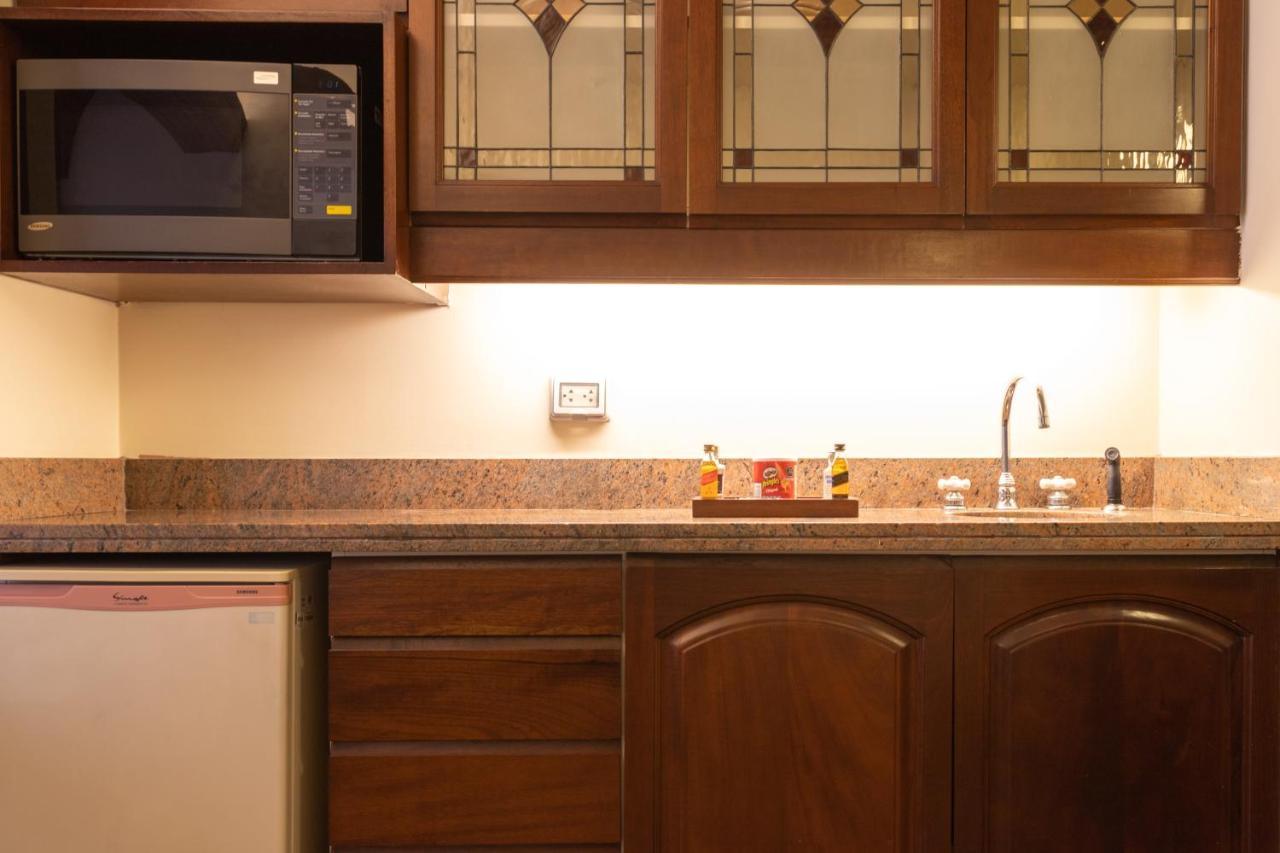 J&A Classic Hotel Lima Zewnętrze zdjęcie A kitchen with under-cabinet lighting