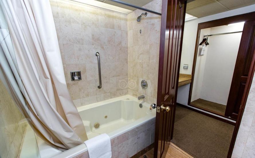 J&A Classic Hotel Lima Zewnętrze zdjęcie A bathtub with shower curtain