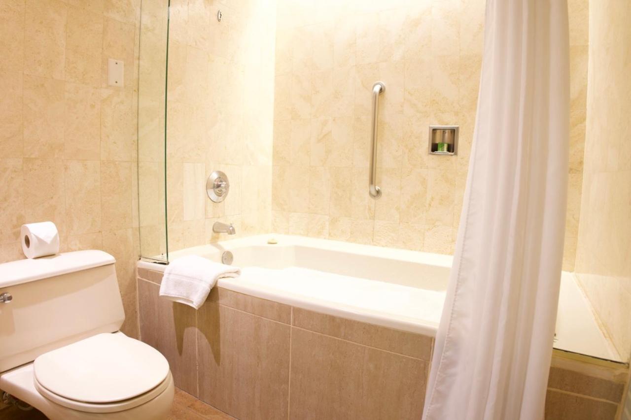 J&A Classic Hotel Lima Zewnętrze zdjęcie A bathtub with shower curtain